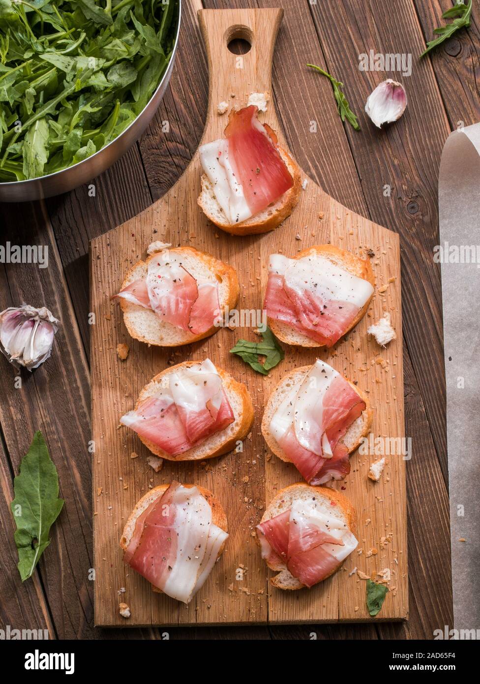 Stuzzicanti baguette con bacon , verdi Foto Stock