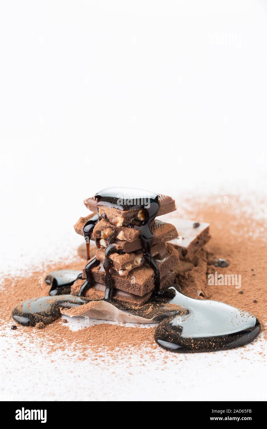 Pezzi di cioccolato con il cacao Foto Stock