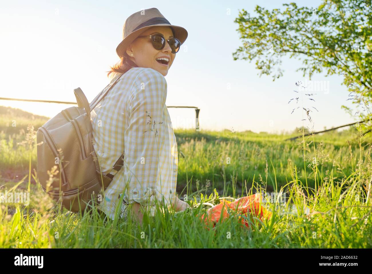 Ritratto di donna di mezza età relax nella natura, stile rustico Foto Stock