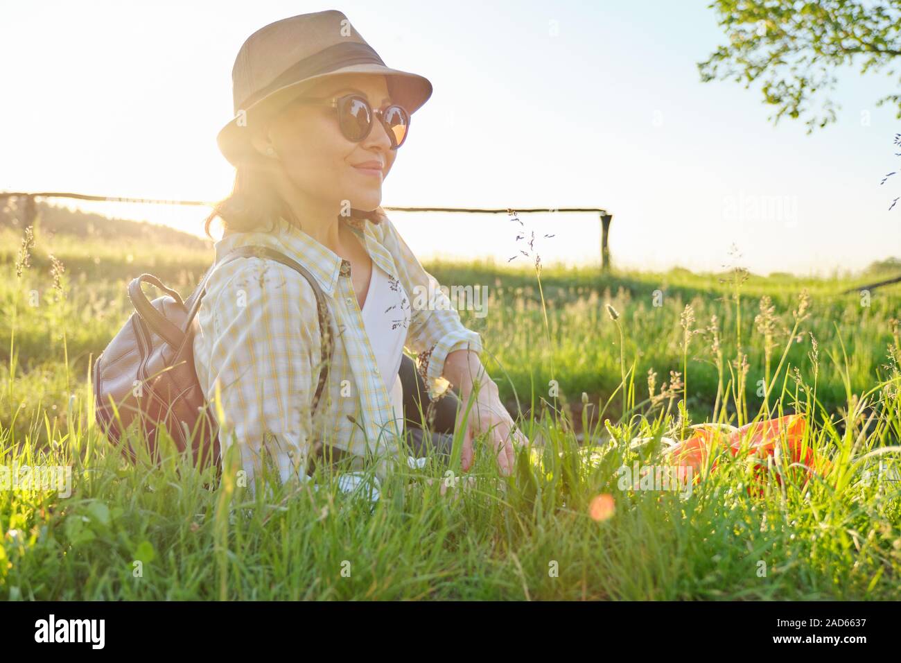 Ritratto di donna di mezza età relax nella natura, stile rustico Foto Stock