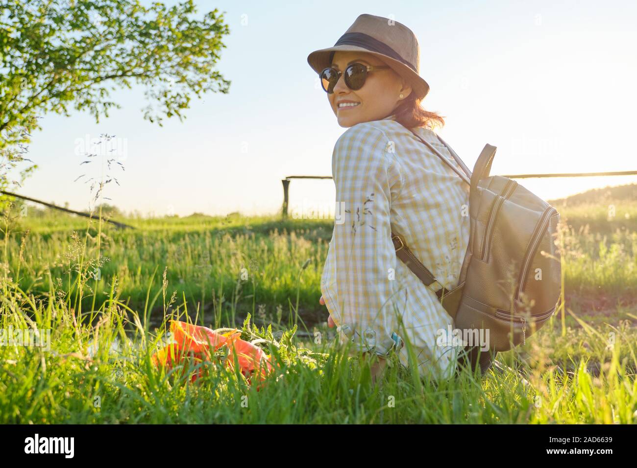 Ritratto di donna di mezza età relax nella natura, stile rustico Foto Stock