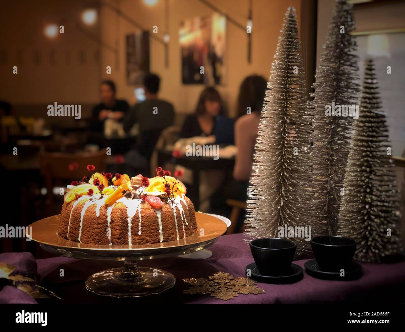 Noel torta in una caffetteria negozio decorato con alberi di pino per il nuovo anno Foto Stock