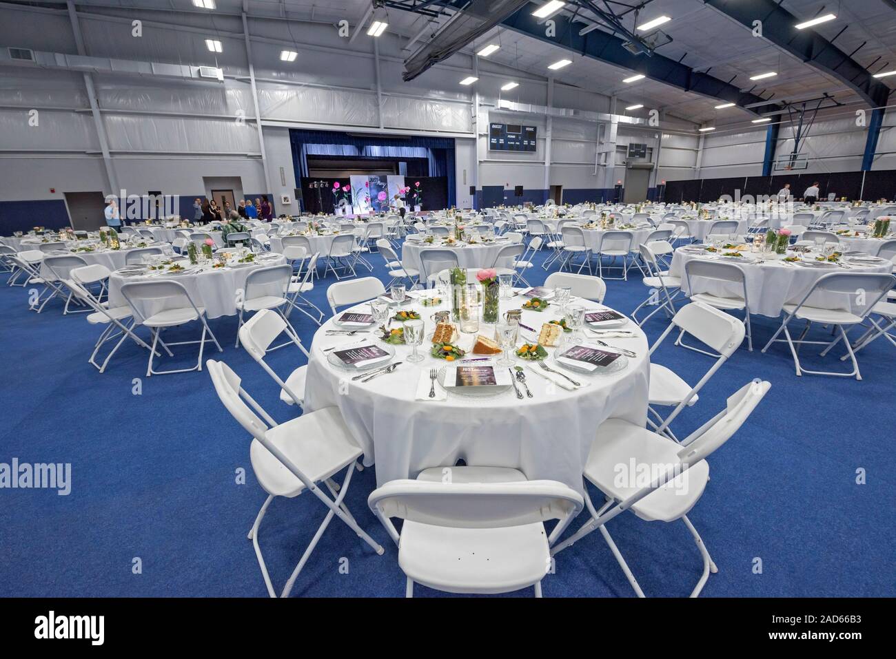 Grandi dual-purpose sala banchetti facility essendo impostati per un banchetto. Foto Stock