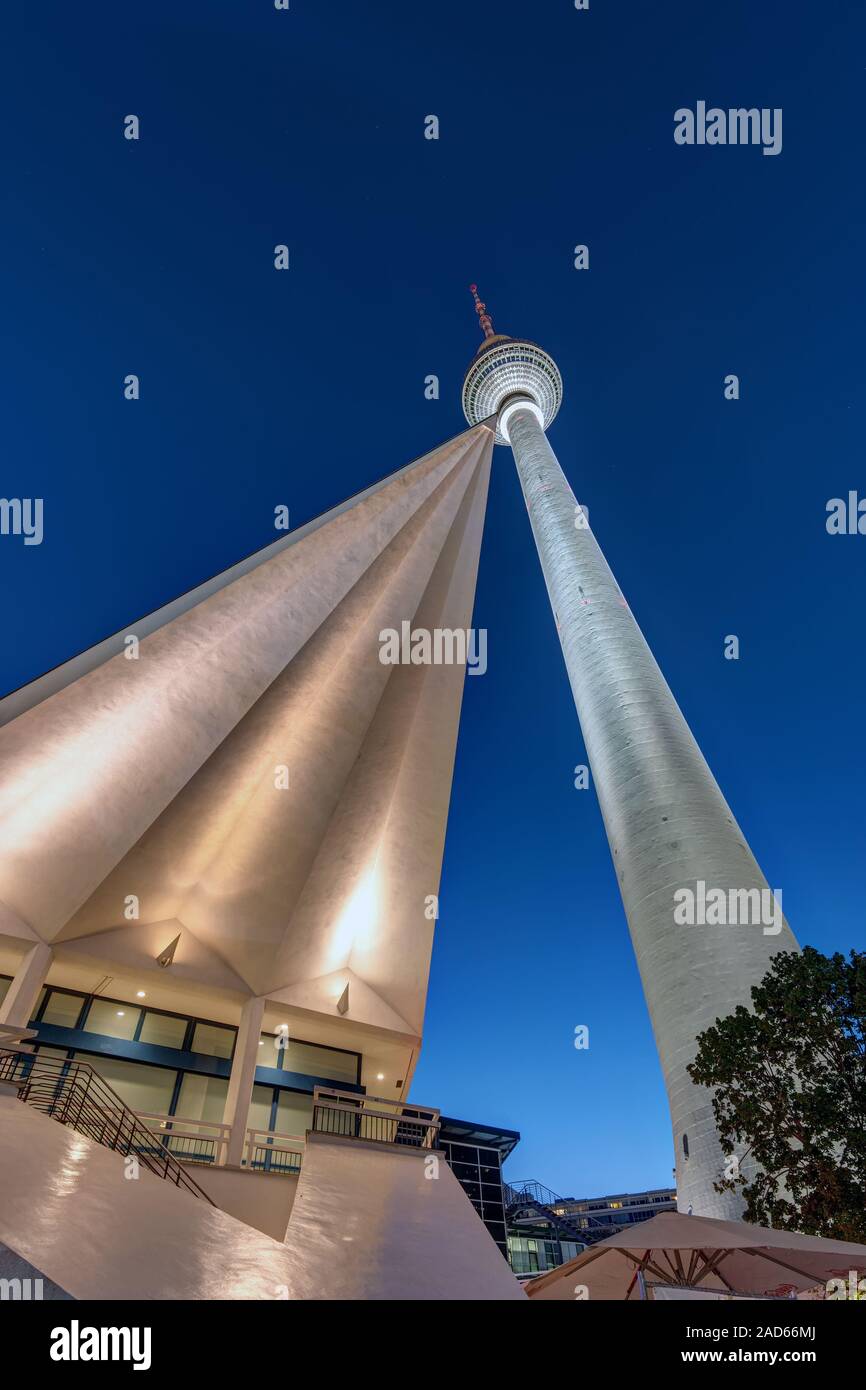 Altra vista sulla famosa torre della televisione di Berlino di notte Foto Stock