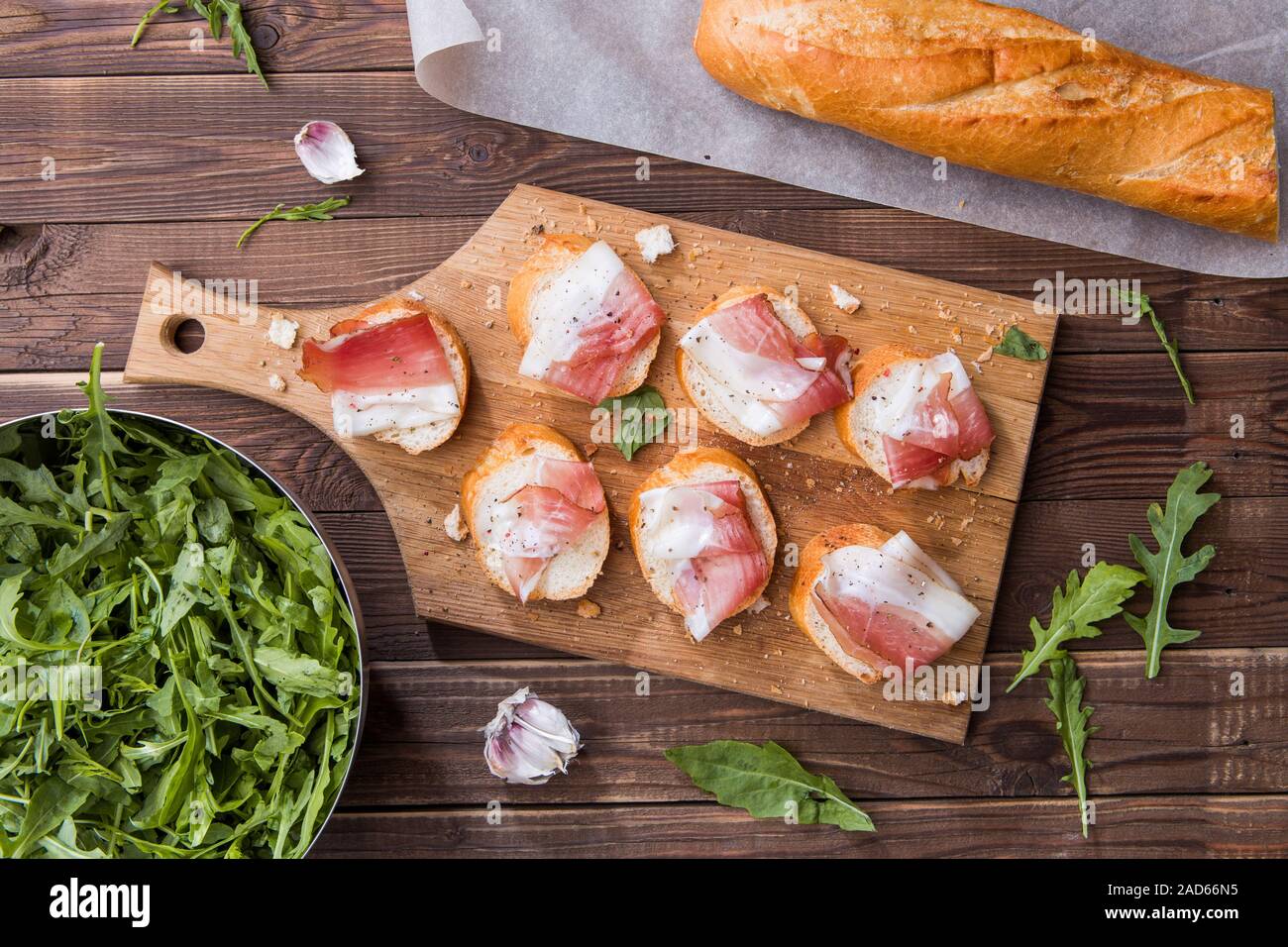 Baguette , pancetta sul tagliere Foto Stock