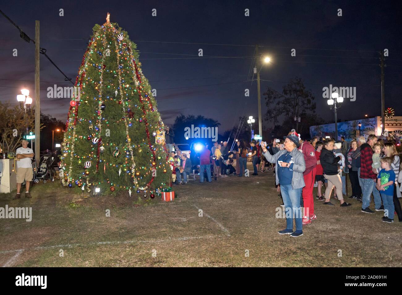 Celebrazione della Messa di Natale e illuminazione della struttura evento in una piccola città. Foto Stock