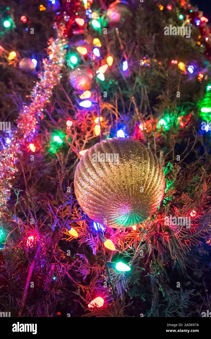 Celebrazione della Messa di Natale e illuminazione della struttura evento in una piccola città. Foto Stock