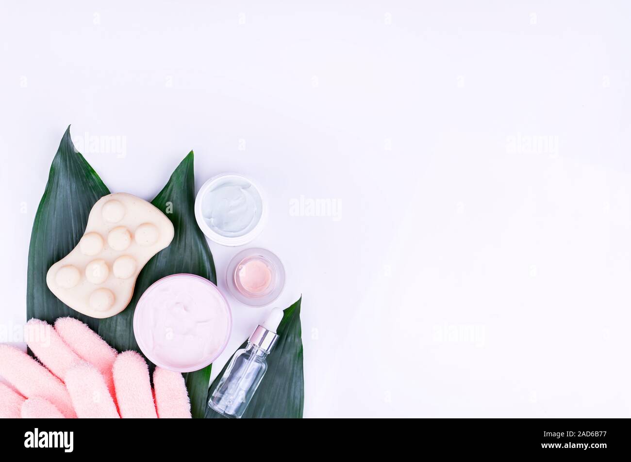 Cura della pelle e la cura del corpo, spa di lusso e i prodotti puliti concetto biologico - prodotti cosmetici di bellezza sul marmo, home spa, cosmetici biologici. Spazio di copia Foto Stock