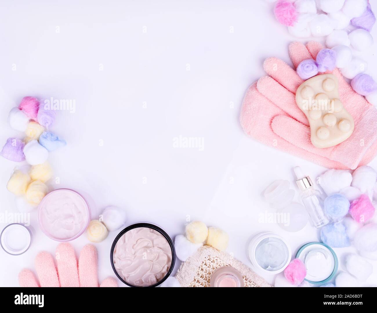Cura della pelle e la cura del corpo, spa di lusso e i prodotti puliti concetto biologico - prodotti cosmetici di bellezza sul marmo, home spa, crema e spazio libero per un brand. Spazio di copia Foto Stock