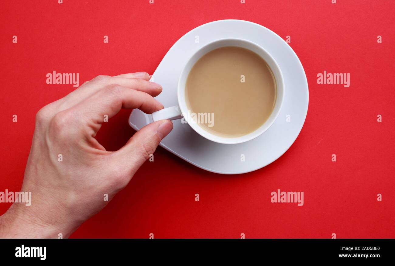 Tazza di caffè di fronte a uno sfondo colorato con spazio di copia Foto Stock