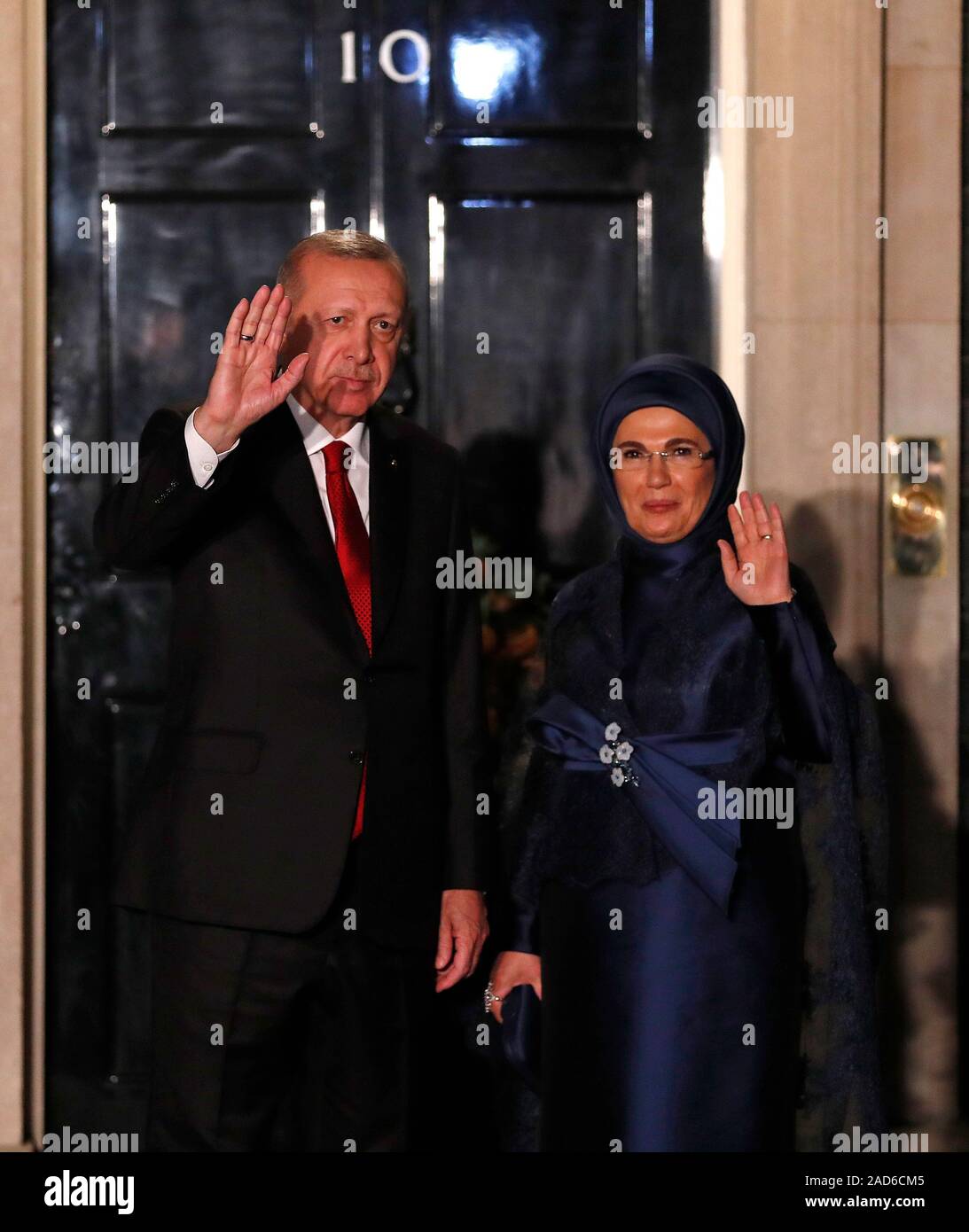 Il Presidente turco Recep Tayyip Erdogan e sua moglie Emine arrivando per un ricevimento serale per i leader della NATO hanno ospitato dal Primo Ministro Boris Johnson a 10 Downing Street London, come i leader della NATO si riuniscono per contrassegnare 70 anni di alleanza. Foto Stock