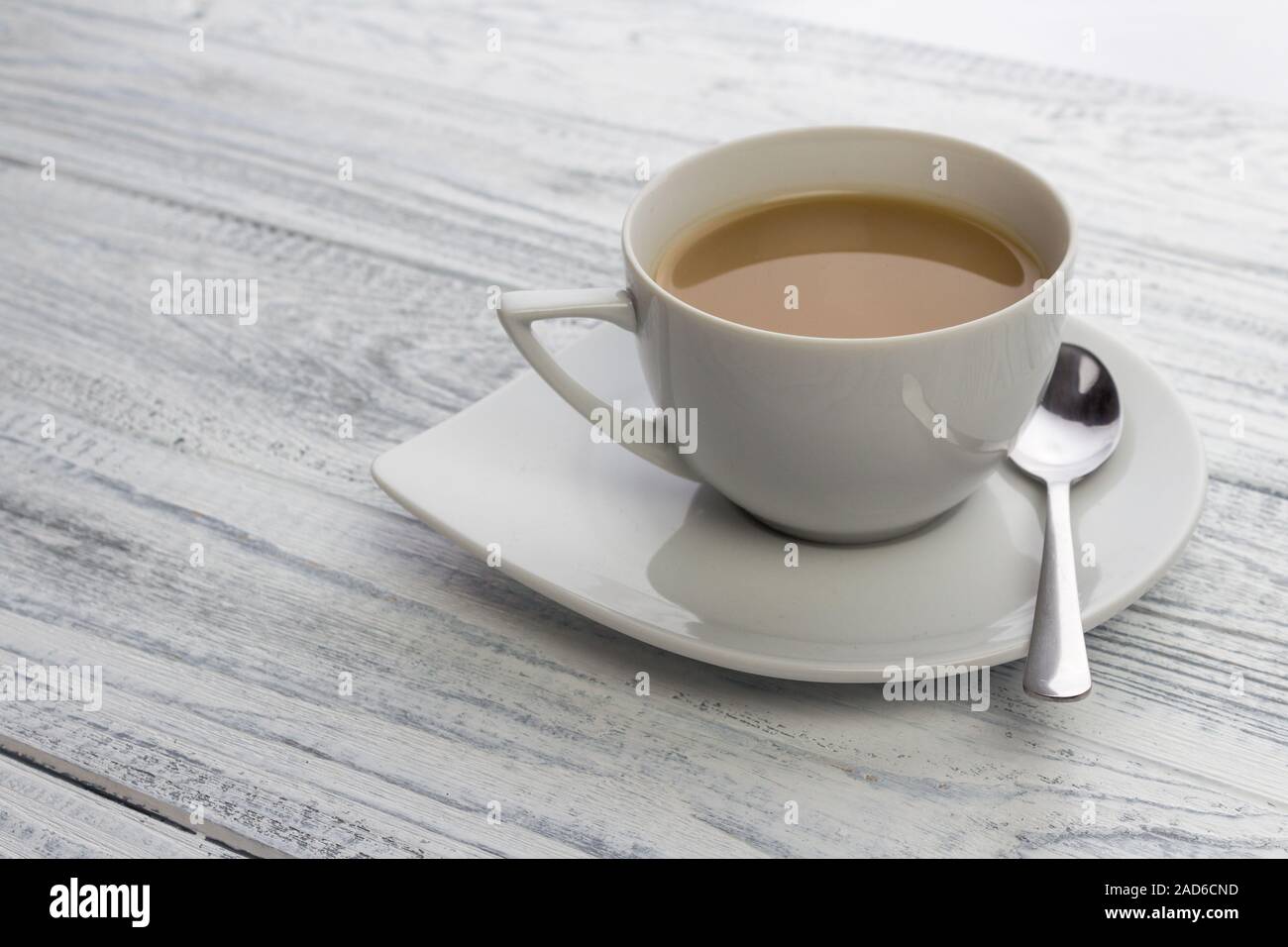 Tazza di caffè di fronte a uno sfondo colorato con spazio di copia Foto Stock