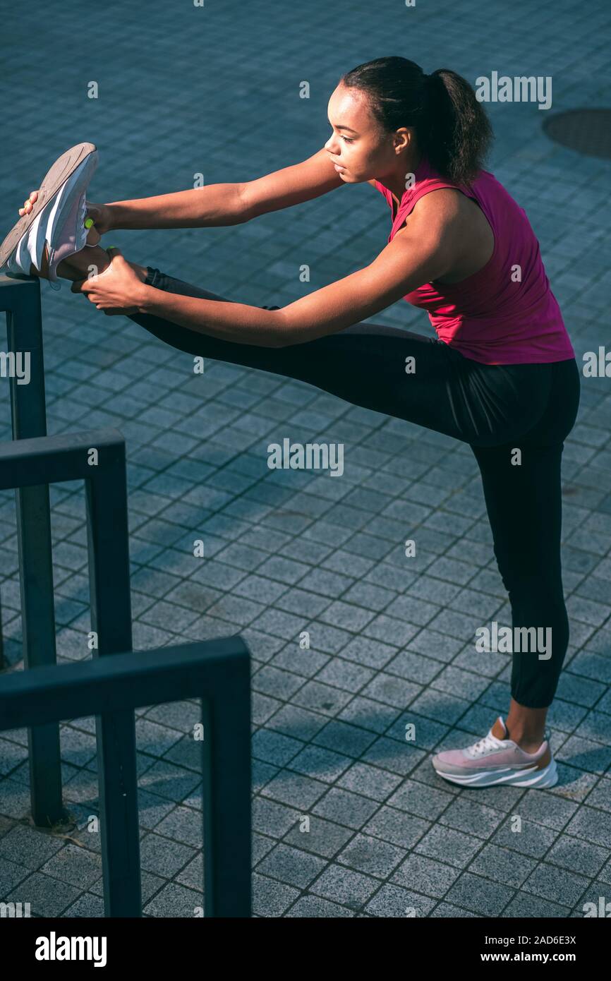 Gambe di stretching alla formazione sportiva stock photo Foto Stock