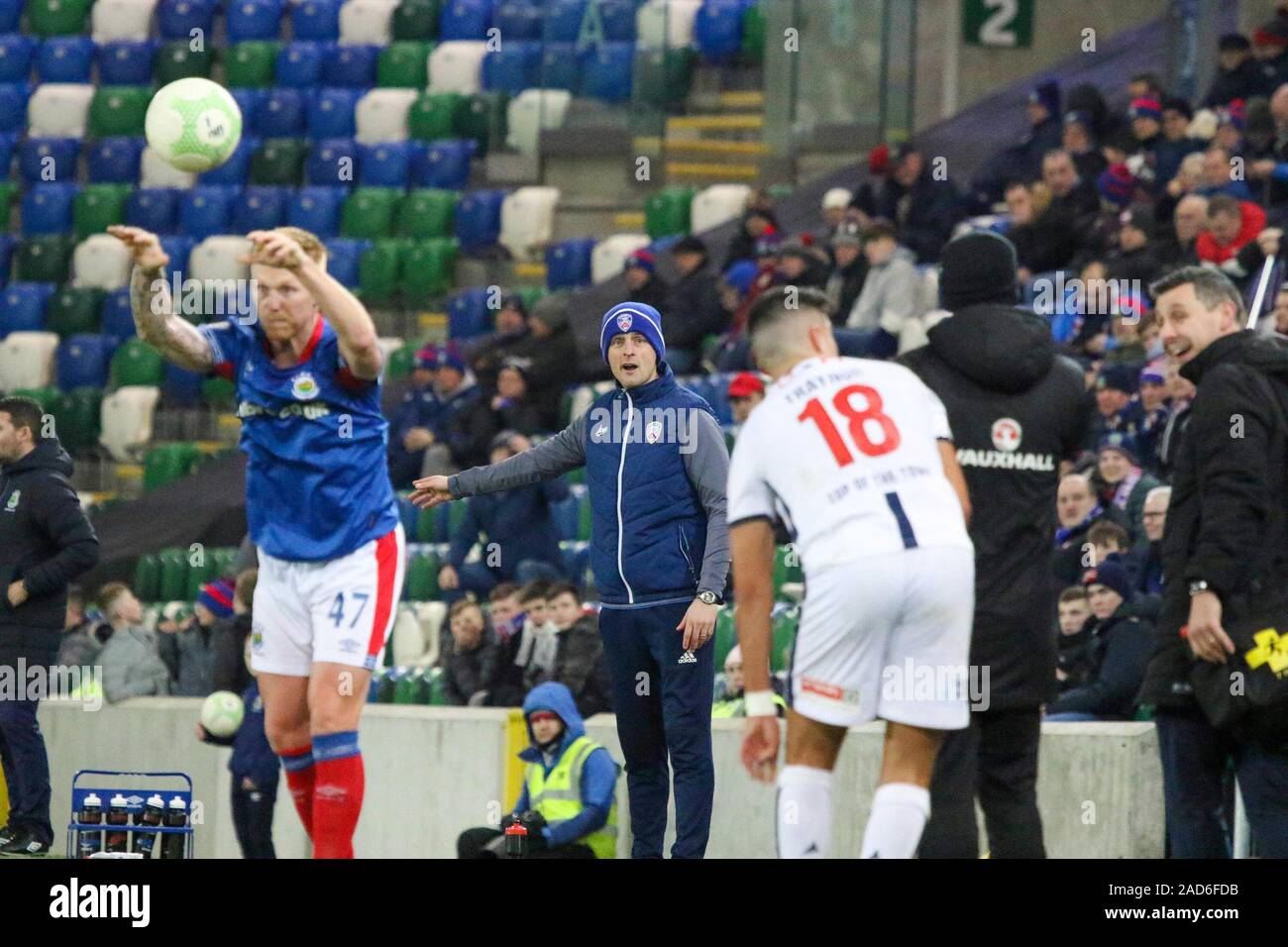 Windsor Park, Belfast, Irlanda del Nord. 03 dic 2019. BetMcLean League Cup - semi-finale. Linfield (blu) v Coleraine.Azione da stasera il gioco. Coleraine manager Oran Kearney sul lato linea. Credito: CAZIMB/Alamy Live News. Foto Stock