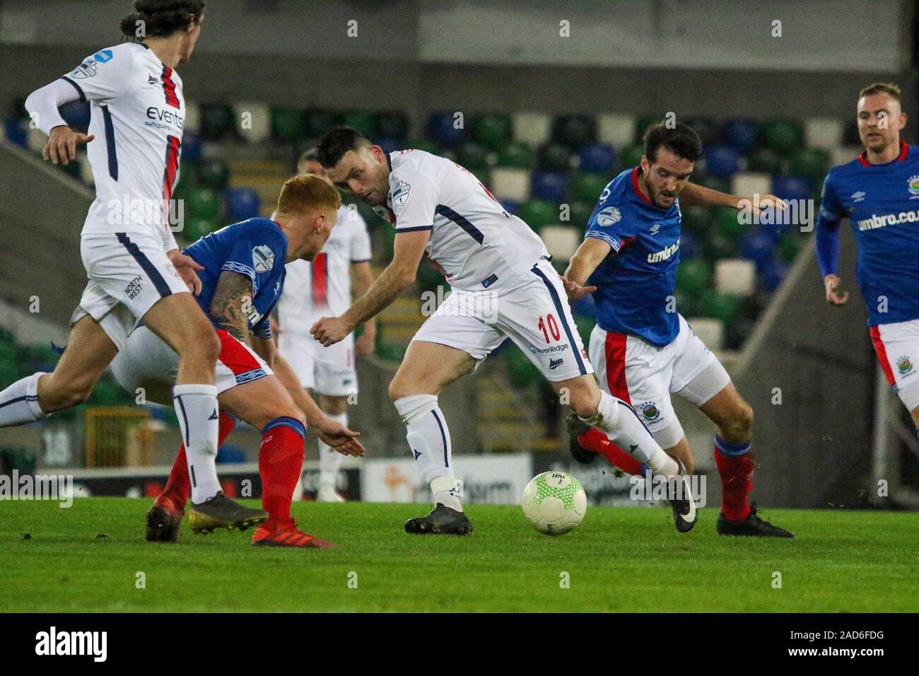 Windsor Park, Belfast, Irlanda del Nord. 03 dic 2019. BetMcLean League Cup - semi-finale. Linfield (blu) v Coleraine.Azione da stasera il gioco. Eoin Bradley (10) attacchi per Coleraine. Credito: CAZIMB/Alamy Live News. Foto Stock