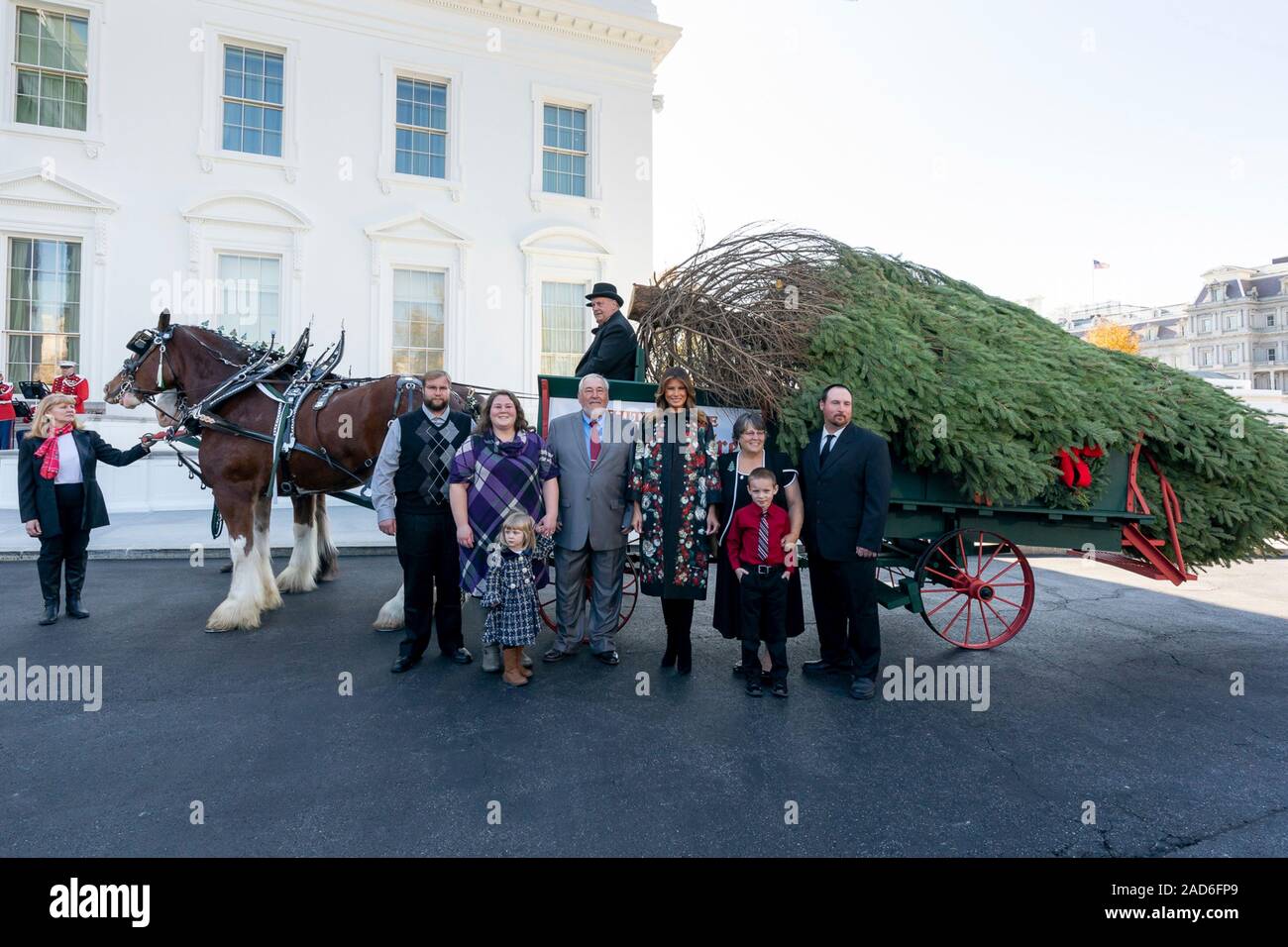 U.S prima signora Melania Trump, pone con un coltivatore Larry Snyder e la sua famiglia di fronte alla Casa Bianca di albero di Natale come si arriva in carrozza presso il South Lawn della Casa Bianca Novembre 19, 2019 a Washington, DC. Snyder e la sua conduzione familiare Valle Mahantongo Aziende Agricole ha vinto il 2019 Albero Nazionale Associazione concorso per avere il loro albero posto nella camera blu della Casa Bianca. Foto Stock