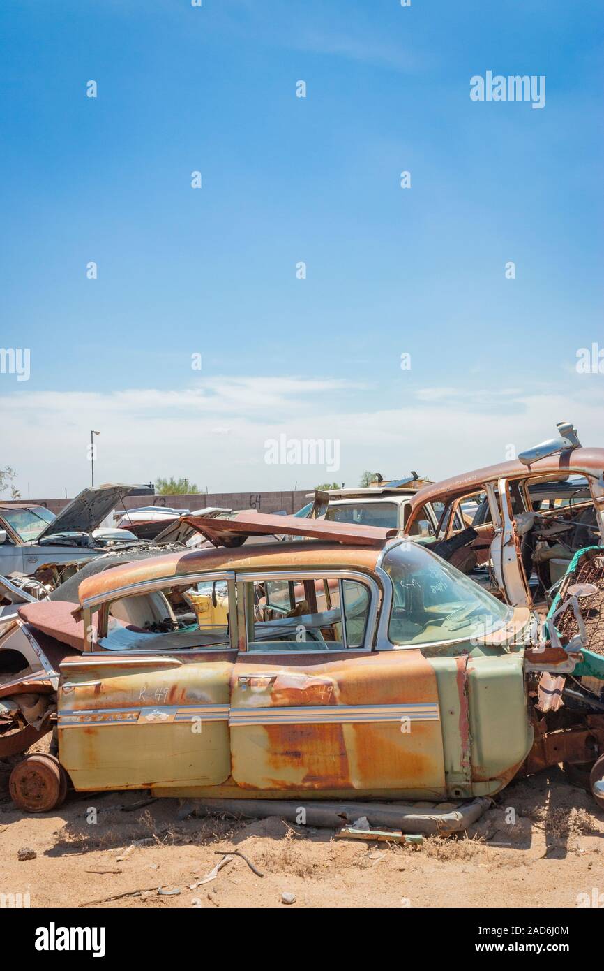 Rusty vecchie automobili e camion in un junk yard nel deserto in Phoenix Arizona USA Foto Stock