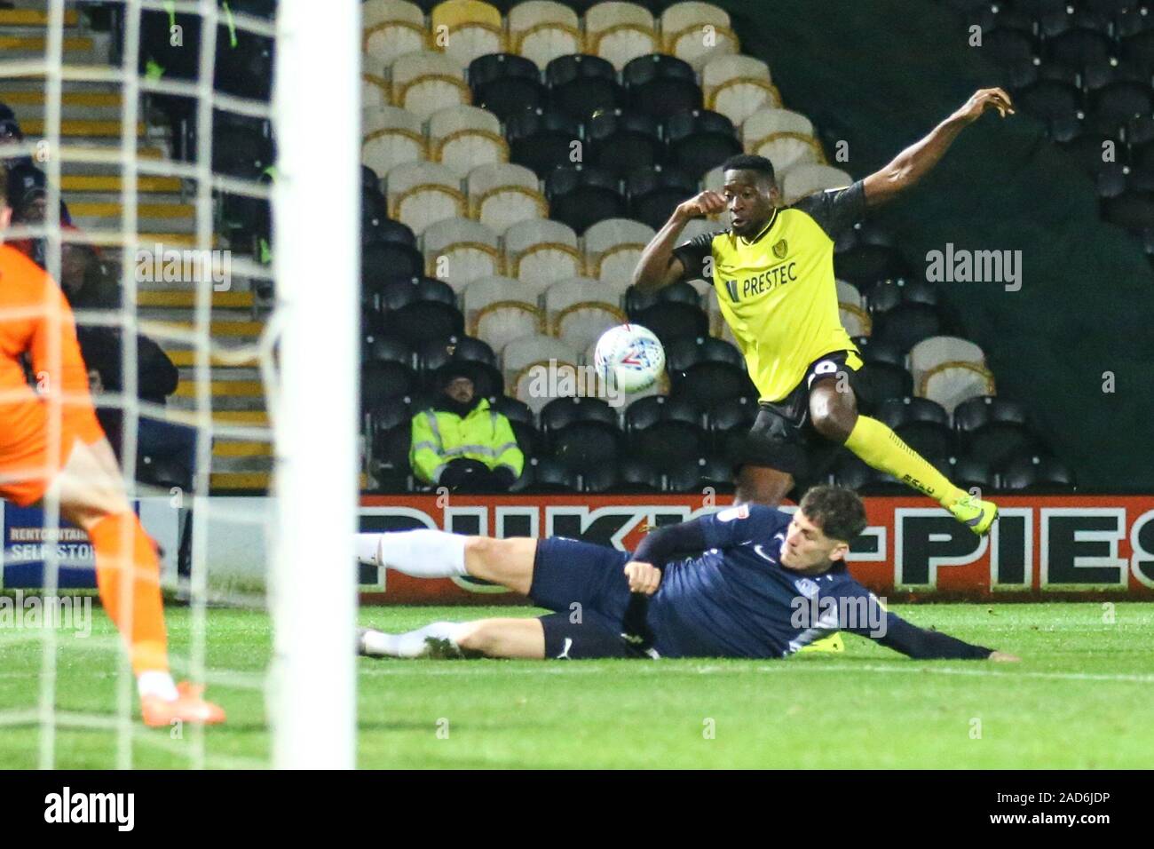 Burton upon Trent, Regno Unito. 03 Dic, 2019. Lucas Akins di Burton Albion (10) ha un tiro bloccato durante il cielo EFL scommettere League 1 match tra Burton Albion e Southend uniti alla Pirelli Stadium, Burton upon Trent, in Inghilterra il 3 dicembre 2019. Foto di Mick Haynes. Solo uso editoriale, è richiesta una licenza per uso commerciale. Nessun uso in scommesse, giochi o un singolo giocatore/club/league pubblicazioni. Credit: UK Sports Pics Ltd/Alamy Live News Foto Stock