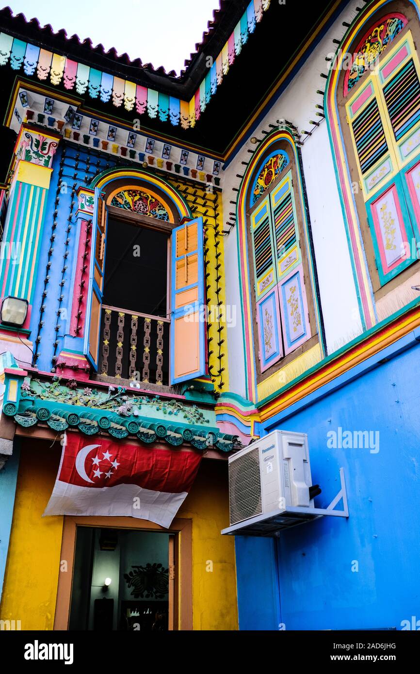 Facciata colorata dell'edificio in Little India, Singapore Foto Stock