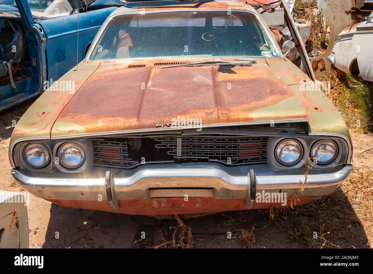 Vecchio arrugginito Plymouth auto in un junk yard nel deserto in Phoenix Arizona USA Foto Stock