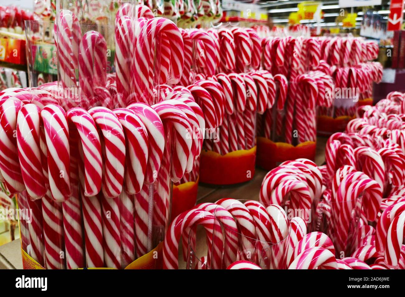 Natale candy canne in negozio. Festosa di colore rosso e bianco peppermint candy canes sfondo. Candy canes con strisce rosse e bianche. Foto Stock
