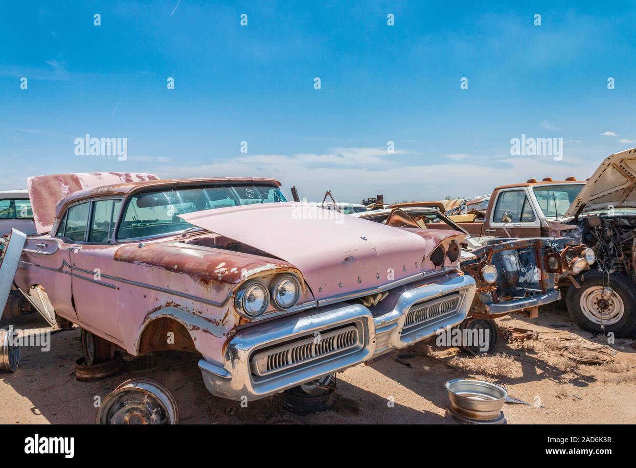 Mercurio rosa vecchie automobili e camion in un junk yard nel deserto in Phoenix Arizona USA Foto Stock