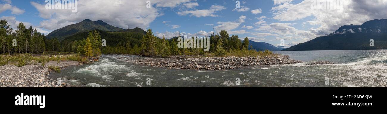 Carpenter Creek che scorre nel lago Slocan, Nuova Denver, Slocan Valley, West Kootenay, British Columbia, Canada Foto Stock