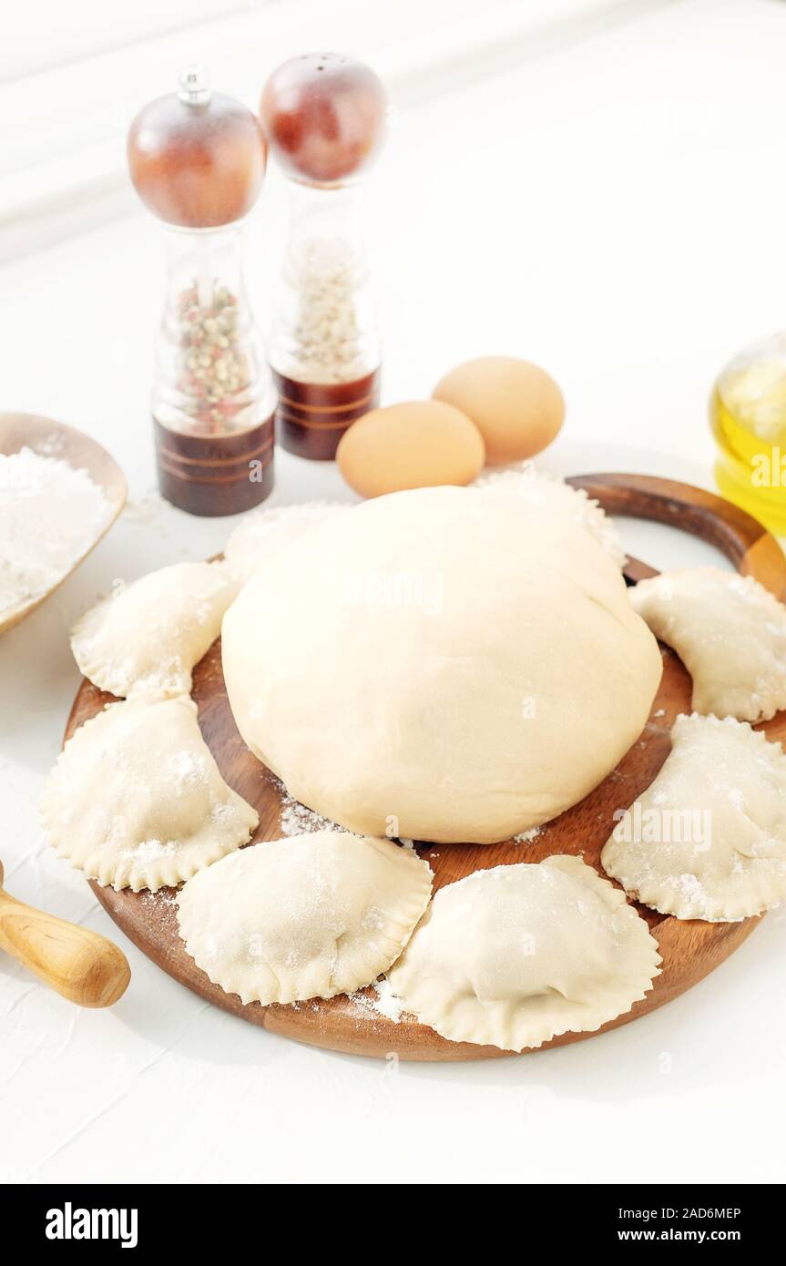 Cucina gnocchi fatti in casa da materie pasta fatta in casa. La cucina nazionale dei popoli slavi. Foto Stock