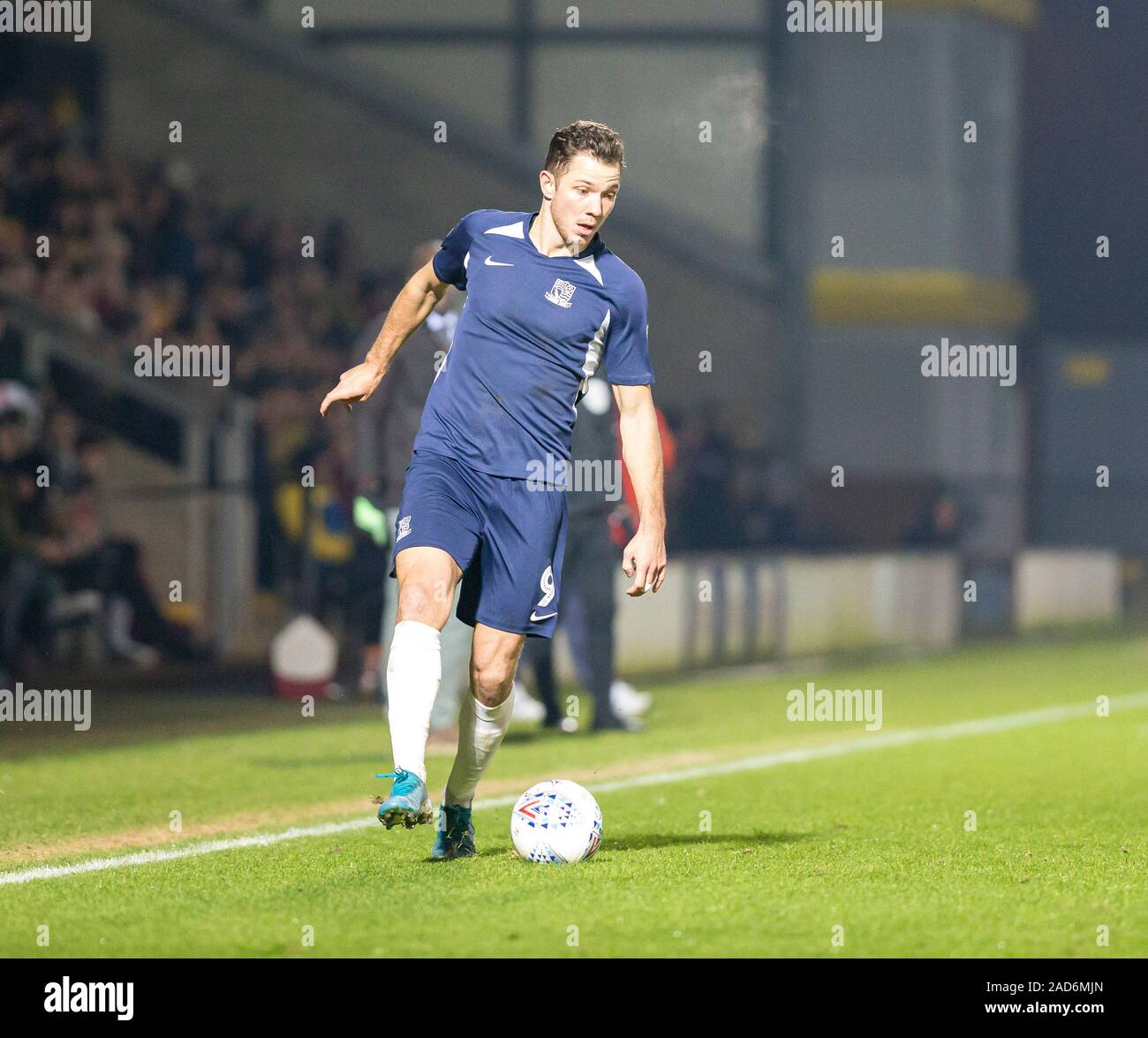 Burton upon Trent, Regno Unito. 03 Dic, 2019. Il 3° dicembre 2019; Pirelli Stadium, Burton Upon Trent, Staffordshire, Inghilterra; Campionato inglese un calcio, Burton Albion versus Southend Regno; Tom tramoggia di Southend Regno si rompe la linea laterale con la palla ai suoi piedi - rigorosamente solo uso editoriale. Nessun uso non autorizzato di audio, video, dati, calendari, club/campionato loghi o 'live' servizi. Online in corrispondenza uso limitato a 120 immagini, nessun video emulazione. Nessun uso in scommesse, giochi o un singolo giocatore/club/league pubblicazioni Credit: Azione Plus immagini di sport/Alamy Live News Foto Stock