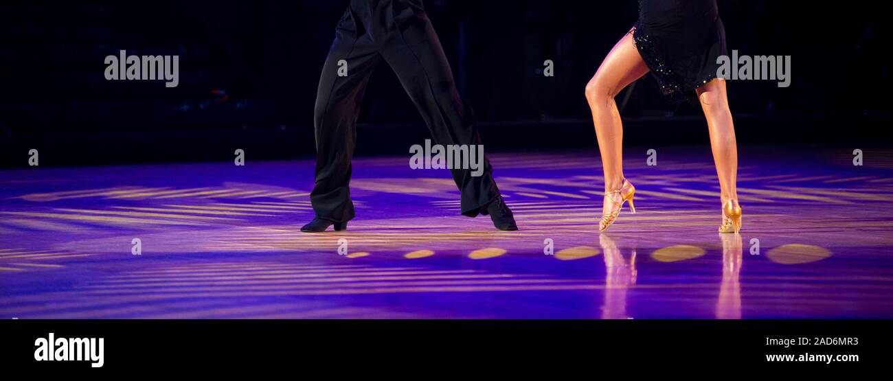 Donna e uomo latino del ballerino di danza internazionale Foto Stock