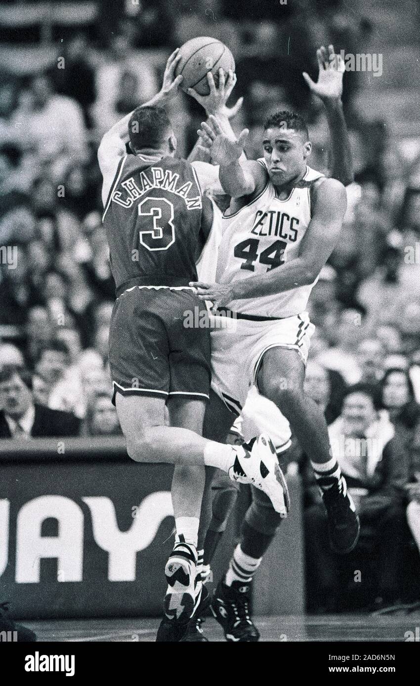 Boston Celtics Rick Fox difende contro Washington i punti #3 Rex Chapman durante il gioco del basket azione al Boston Garden in Boston MA USA dec1,1993foto di bill belknap Foto Stock