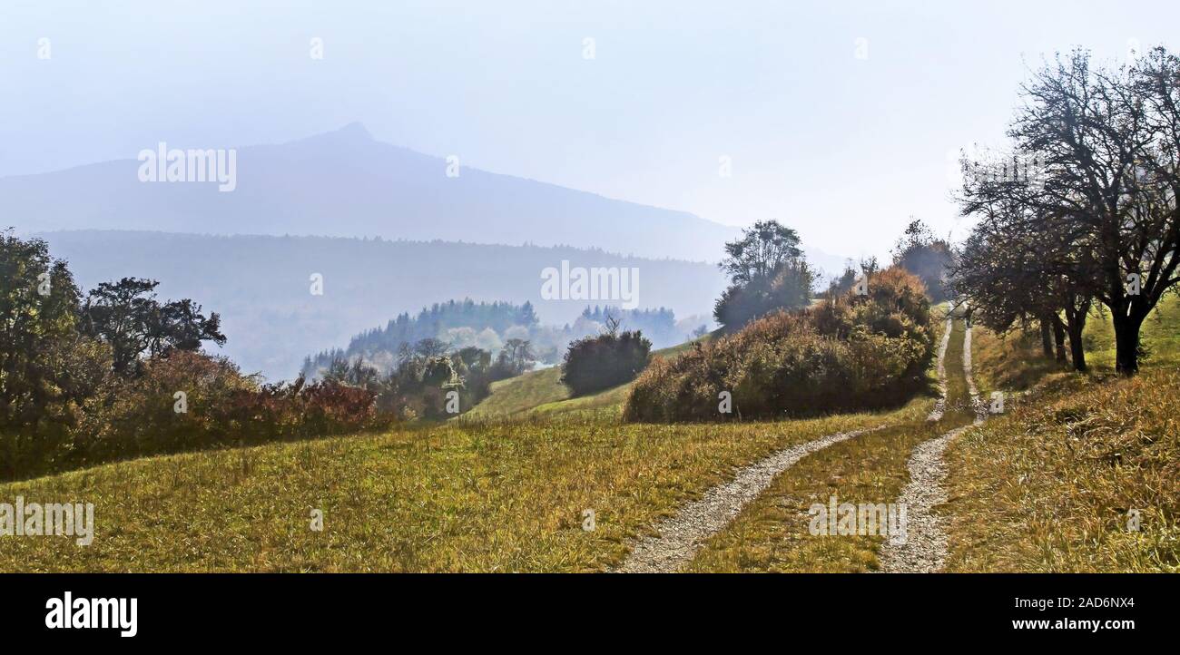 Hegau paesaggio, escursione verso il Hohenhewen, lasciato il Hohenstoffeln Foto Stock