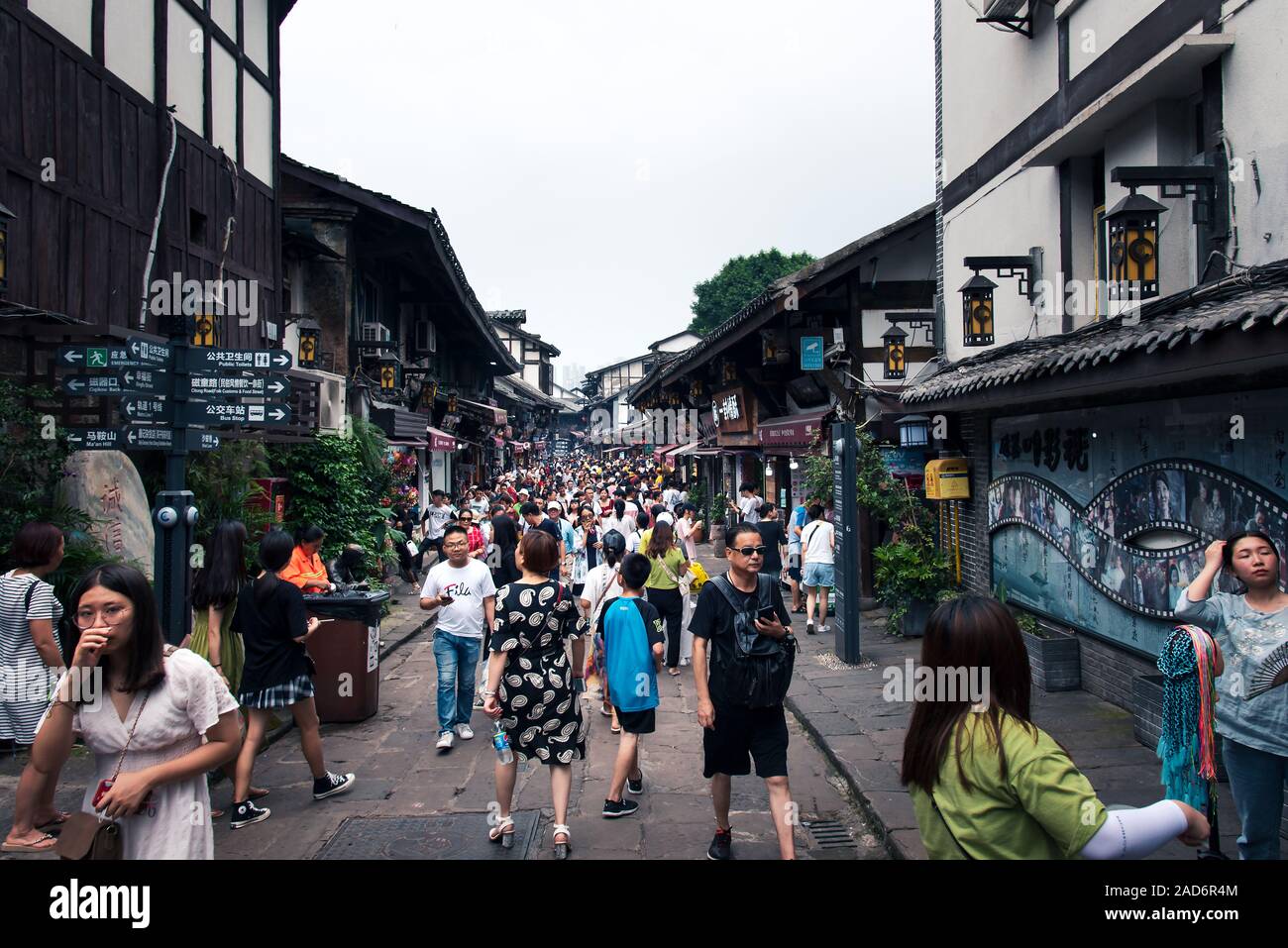 Chongqing Cina - Luglio 24, 2019: affollato Ciqikou antica città nel distretto di Shapingba di Chongqing comune della Repubblica popolare cinese Foto Stock