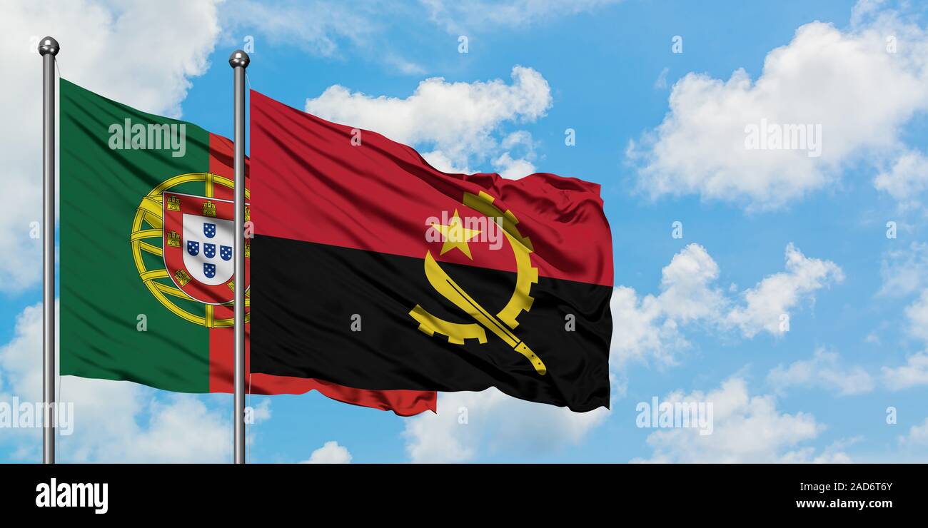 Il Portogallo e Angola bandiera sventolare nel vento contro bianco torbido cielo blu insieme. Concetto di Diplomazia e relazioni internazionali. Foto Stock