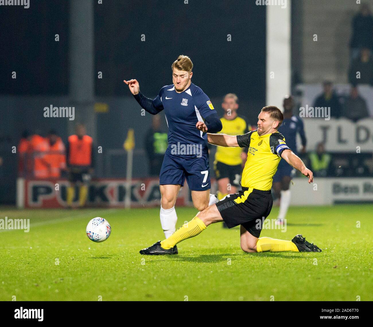 Il 3° dicembre 2019; Pirelli Stadium, Burton Upon Trent, Staffordshire, Inghilterra; Campionato inglese un calcio, Burton Albion versus Southend Regno; Jake Buxton di Burton Albion proviene in per una scivolata su Stephen Humphrys di Southend uniti a calciare la palla fuori gioco - rigorosamente solo uso editoriale. Nessun uso non autorizzato di audio, video, dati, calendari, club/campionato loghi o 'live' servizi. Online in corrispondenza uso limitato a 120 immagini, nessun video emulazione. Nessun uso in scommesse, giochi o un singolo giocatore/club/league pubblicazioni Foto Stock