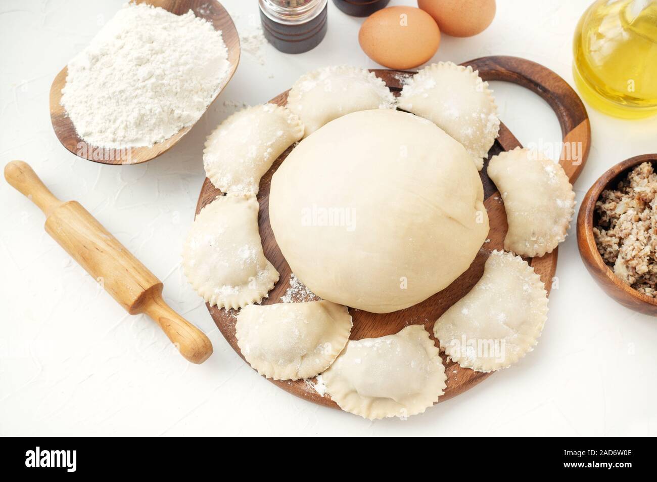Cucina gnocchi fatti in casa da materie pasta fatta in casa. La cucina nazionale dei popoli slavi. Foto Stock