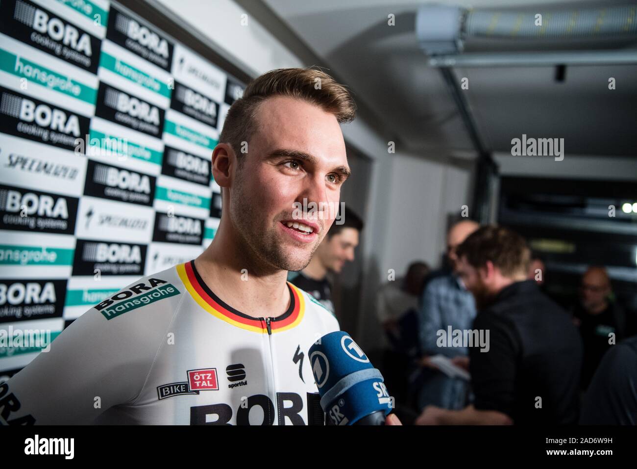 Kolbermoor, Germania. 03 Dic, 2019. Massimiliano Schachmann, membro tedesco del racing team di Bora-hansgrohe, risponde alle domande dei giornalisti durante la presentazione della squadra di ciclismo per l'anno 2020 in un'intervista. Credito: Matthias esitano di fronte/dpa/Alamy Live News Foto Stock