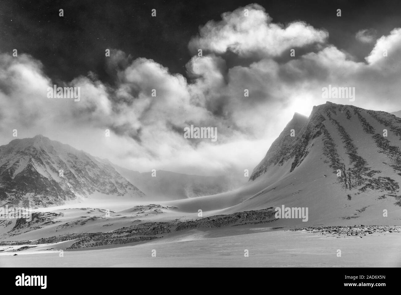 Paesaggio in Snow Drift, Unna Reaiddavaggi, Lapponia, Svezia Foto Stock