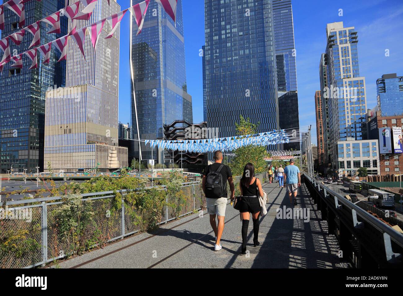 Linea alta Park, Cantieri Hudson, il vaso en plein air, bandiere a strisce da artista Daniel Buren, Manhattan, New York City, Stati Uniti d'America Foto Stock