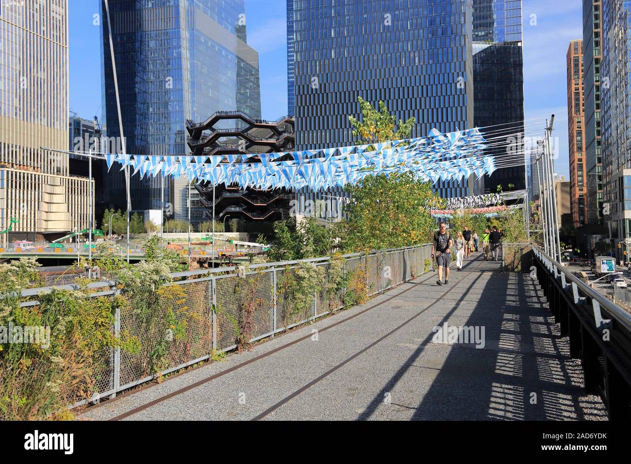 Linea alta Park, Cantieri Hudson, il vaso en plein air, bandiere a strisce da artista Daniel Buren, Manhattan, New York City, Stati Uniti d'America Foto Stock