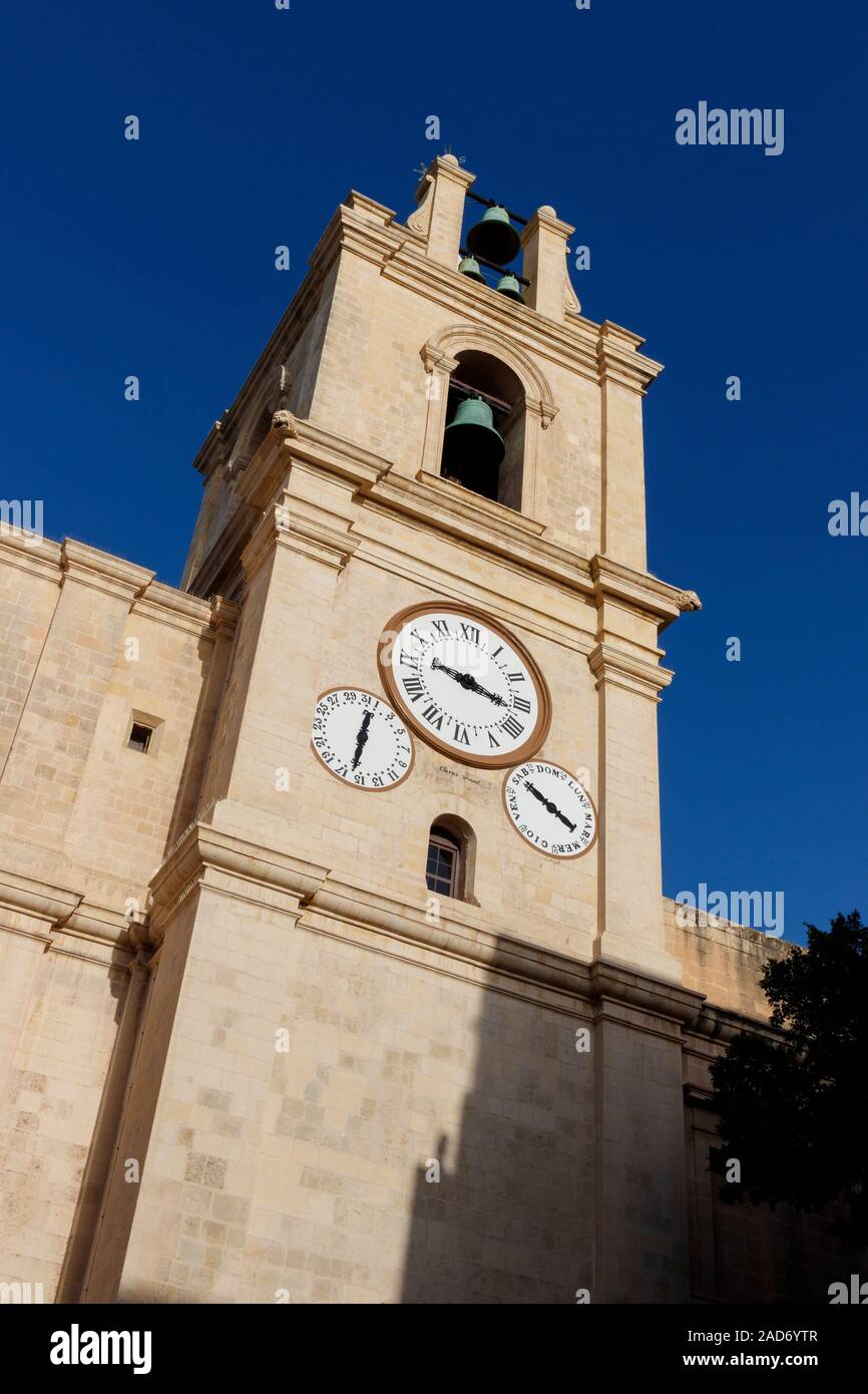 Il 1577 Cattolico Romano la Co-Cattedrale di San Giovanni il campanile con orologio. La Valletta, Malta. Foto Stock