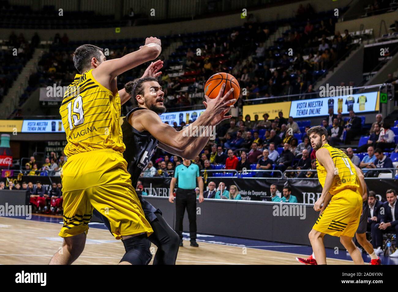 Tenerife, Spagna, 03 dic 2019, configur marei (brose bamberg) ostacolata da giorgi shermadini (iberostar tenerife) durante Iberostar Tenerife vs Bamberg - Basket Champions League - Credito: LPS/Davide Di Lalla/Alamy Live News Foto Stock