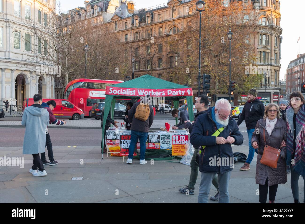 Dimostrazione Anti-Trump essendo impostato in Trafalgar Square a Londra durante il vertice della NATO del 2019 Foto Stock