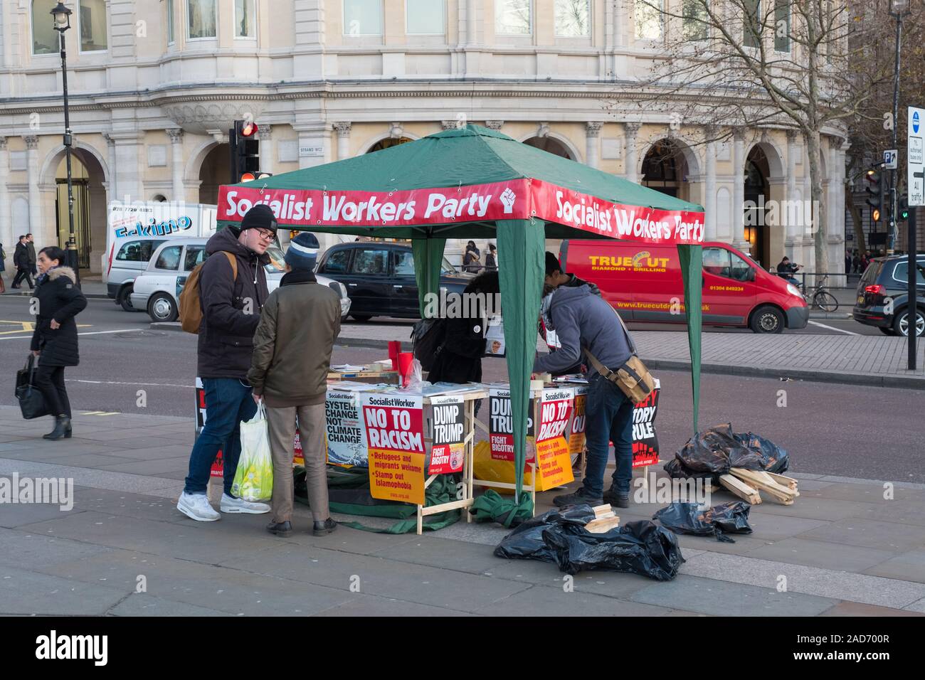 Dimostrazione Anti-Trump essendo impostato in Trafalgar Square a Londra durante il vertice della NATO del 2019 Foto Stock
