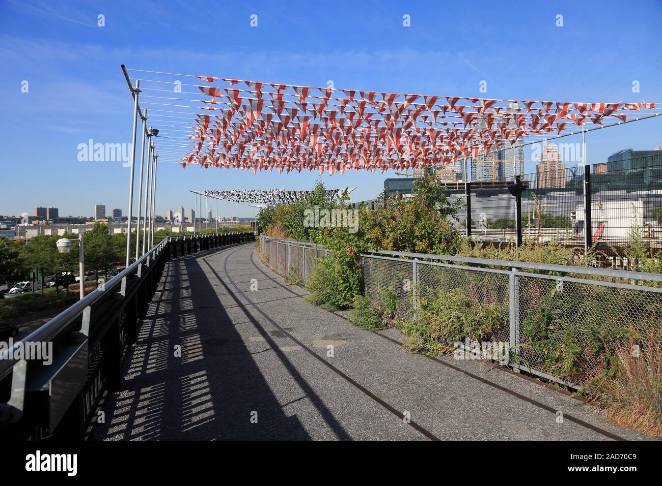 Linea alta Park, en plein air, bandiere a strisce da artista Daniel Buren, Manhattan, New York City, Stati Uniti d'America Foto Stock