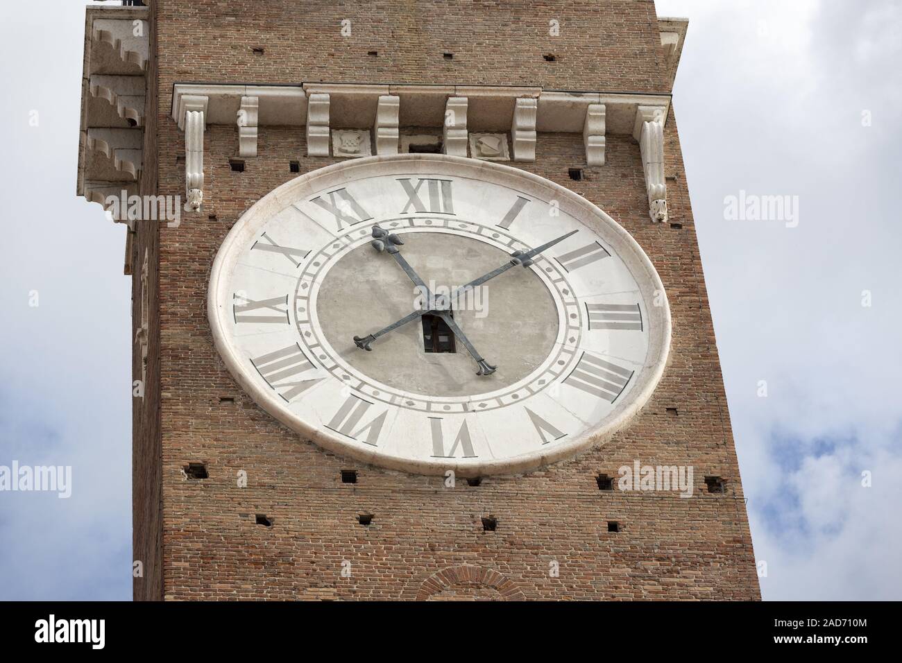Turmuhr am Torre dei Lamberti a Verona, Italia Foto Stock