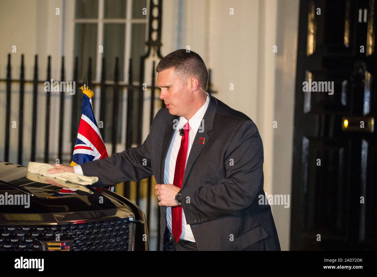 Londra, Regno Unito. Il 3 dicembre 2019. Nella foto: Donald Trump's transport AKA La Bestia, visti essere lucidati con il suo autista mentre egli è all'interno di numero 10 parlando con Boris Johnson. Boris Johnson, Primo Ministro del Regno Unito ospita una reception con leader stranieri in anticipo della NATO (Organizzazione del Trattato del Nord Atlantico) riunione il 4 dicembre. Credito: Colin Fisher/Alamy Live News Foto Stock