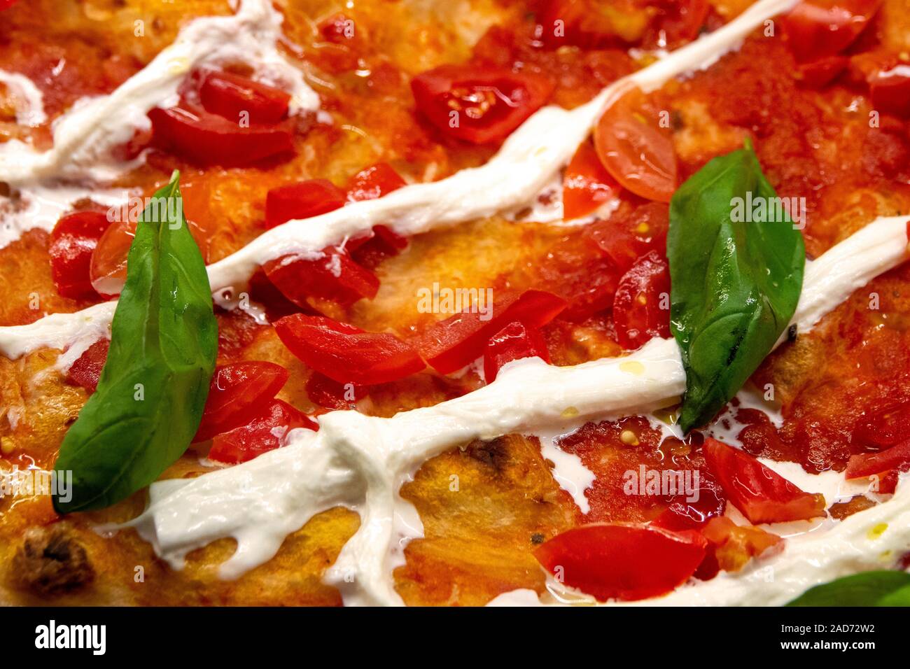 Immagine ravvicinata di un fette di pizza con pomodori, formaggio e basilico Foto Stock