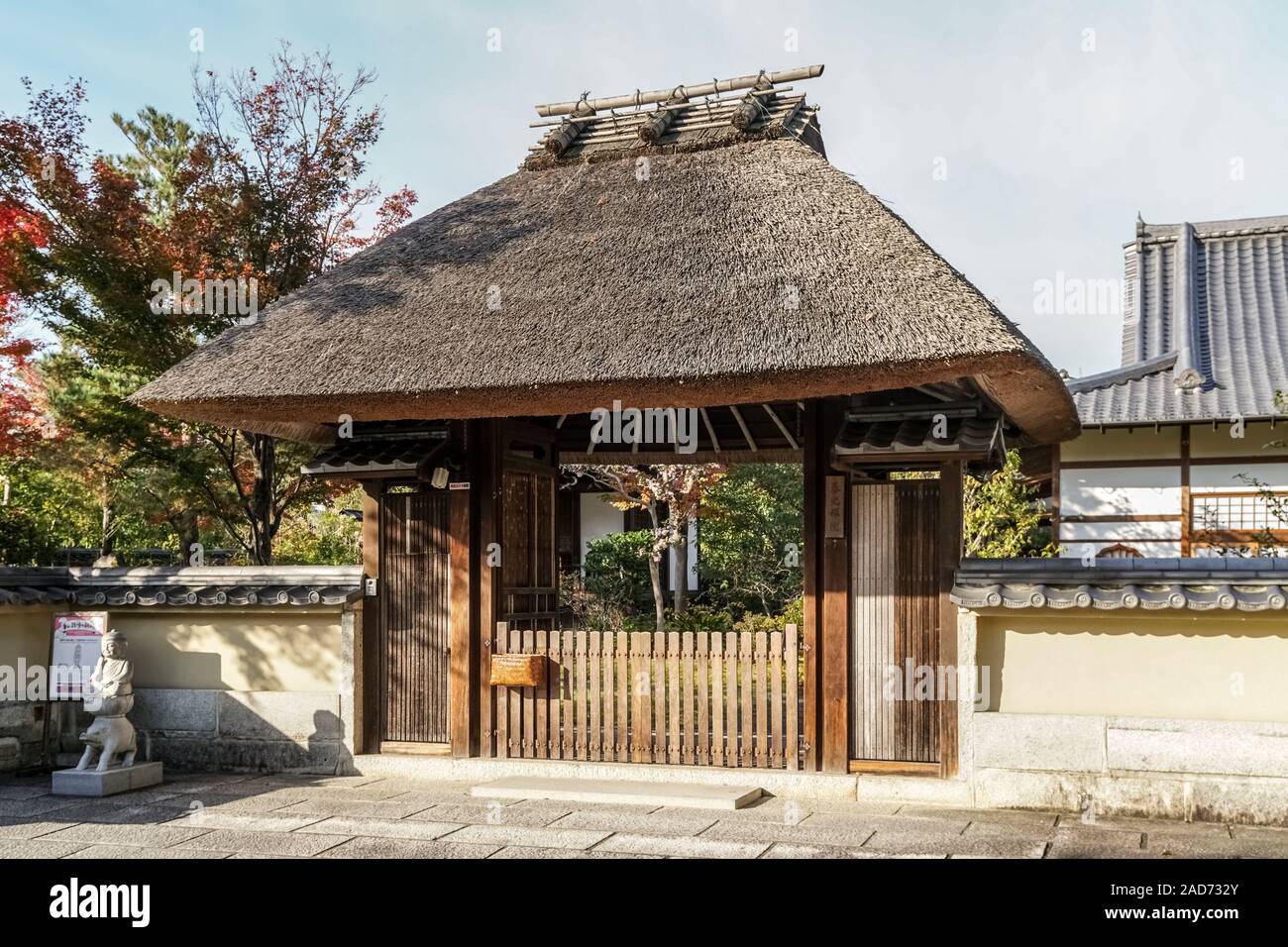 Tetto di Paglia porta del tempio Shunkoin in Nene-no-michi, Higashiyama, Kyoto, Giappone Foto Stock
