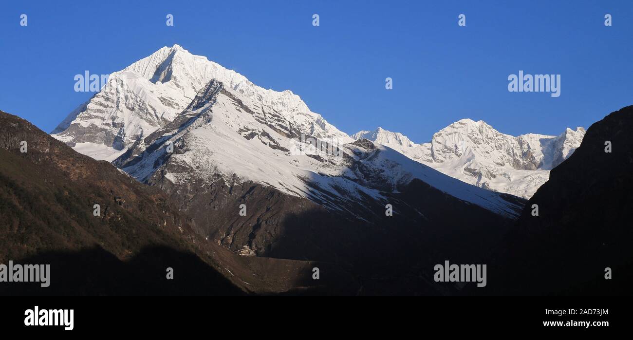 Snow capped Sunder picco e altre alte montagne del Nepal. Vista da un posto vicino a Namche Bazaar. Foto Stock